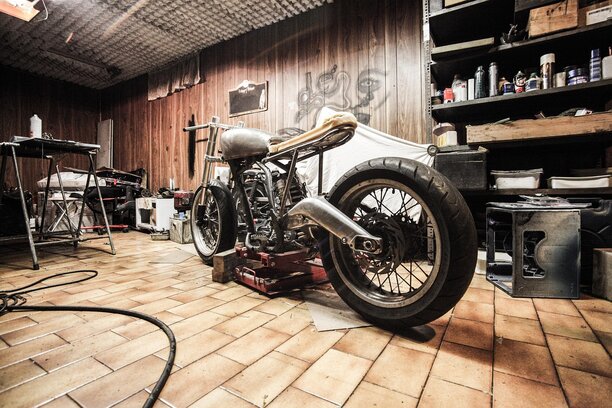 工具が整然と並んだバイクガレージの壁面収納