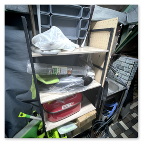 バックヤードのバイク用品、作業用具棚
