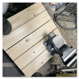 木材で自作したガレージの作業台