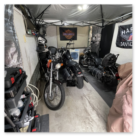 狭いスペースに作られたバイクガレージの全景