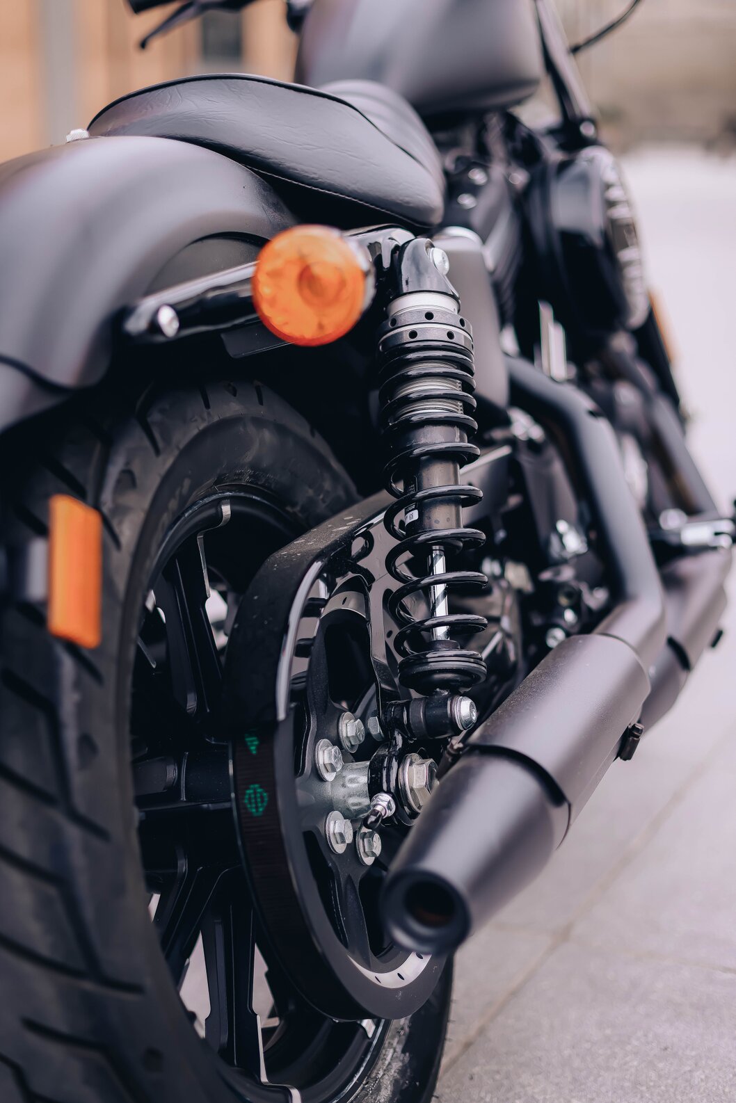 アメリカンバイクのホイールとブレーキ周りのクローズアップ