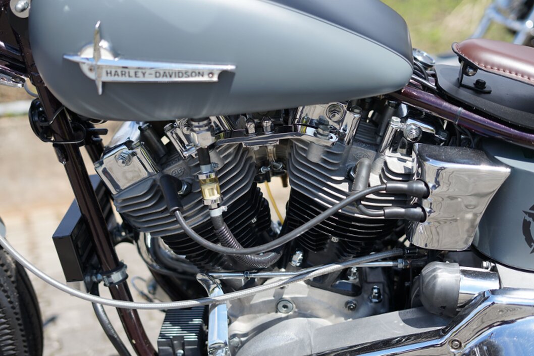 バイクのバッテリーと配線周りの点検作業