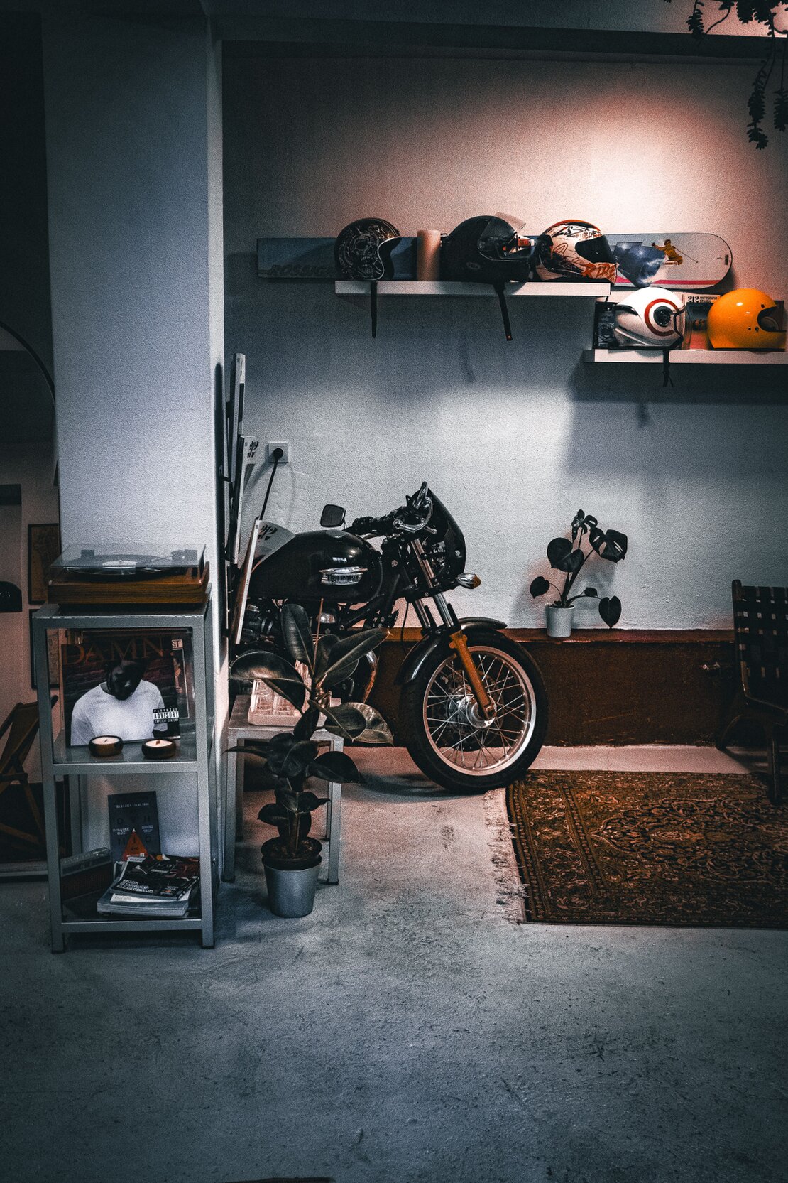 バイクと工具が収まったコンパクトなガレージ